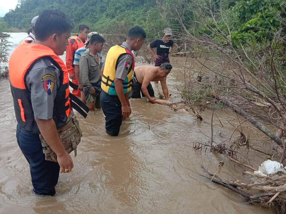 မင္းတုန္းေခ်ာင္းအတြင္း စက္ေလွတိမ္းေမွာက္မႈ ေက်ာင္းသူ ၁ ဦး အေလာင္းျပန္ေတြ႔
