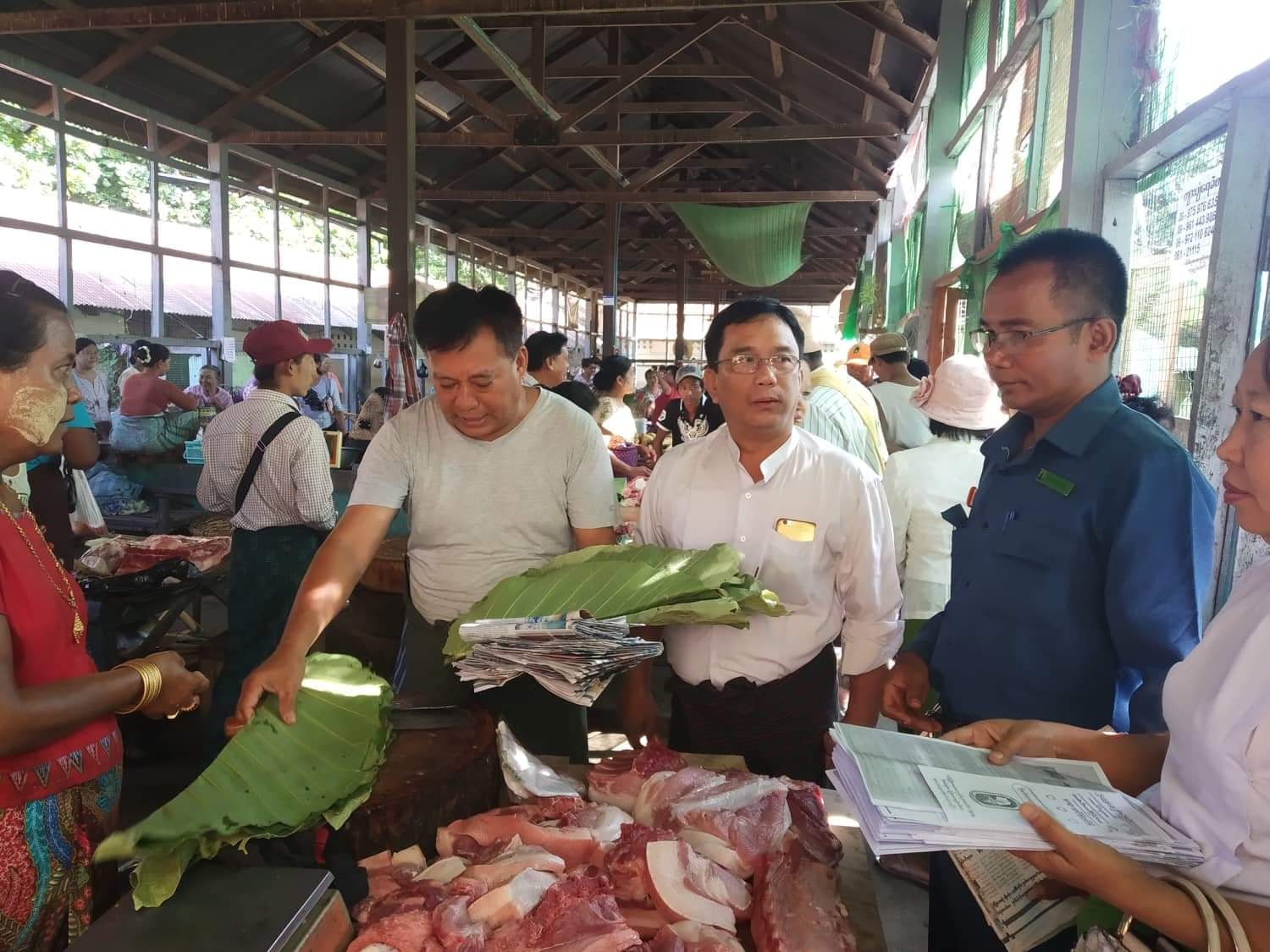 ေခ်ာက္တြင္ ႂကြပ္ႂကြပ္အိတ္ ေလ်ာ့ခ်သံုးစြဲ​ေရးအတြက္ စကၠဴအိတ္ႏွင့္အင္ဖက္မ်ား အခမဲ့ေပးေ၀