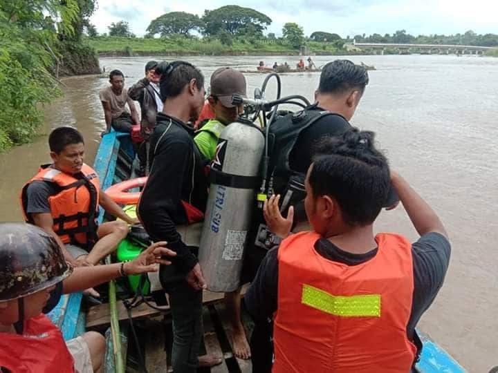 မင္​းတုန္​းစက္​​ေလွ​ေမွာက္​ ​ေပ်ာက္​ဆံုး​ ​ေက်ာင္​းသူ ၃ ဦးကို ကယ္​ဆယ္​​ေရး ​ေရငုပ္အဖြဲ႔ ကူညီရွာ​ေဖြ