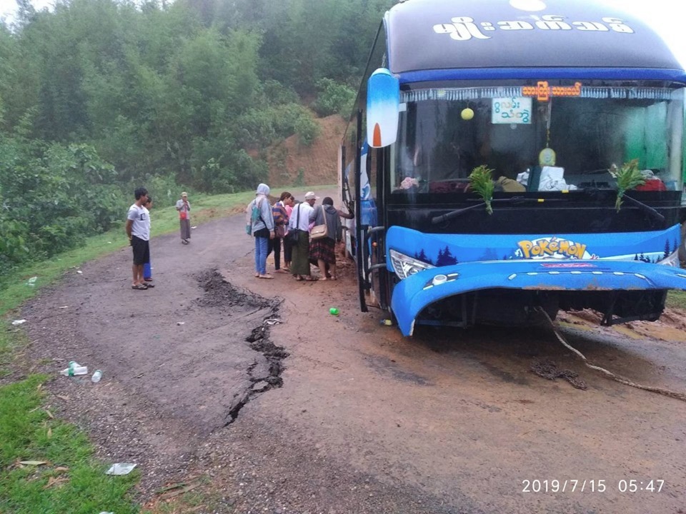 မိုးရြာသြန္းမႈေၾကာင့္ ရန္ကုန္-ဂြကားလမ္း ေျမသားနိမ့္က် အက္ကြဲ၊ ကားမ်ား ပိတ္ဆို႔မႈျဖစ္ 
