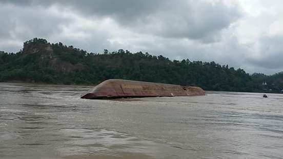 ခ်င္းတြင္းျမစ္အတြင္း ေက်ာက္မီးေသြးတင္ တြဲသေဘၤာတစီး နစ္ျမဳပ္
