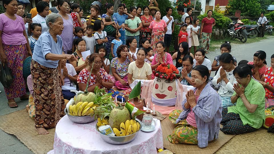 မိုးညႇင္းၿမိဳ႕တြင္ မိုးေခါင္ေနသျဖင့္ မႏွင္းဆီနတ္ပင့္ၿပီးမိုးေခၚ (ဓာတ္ပံု)