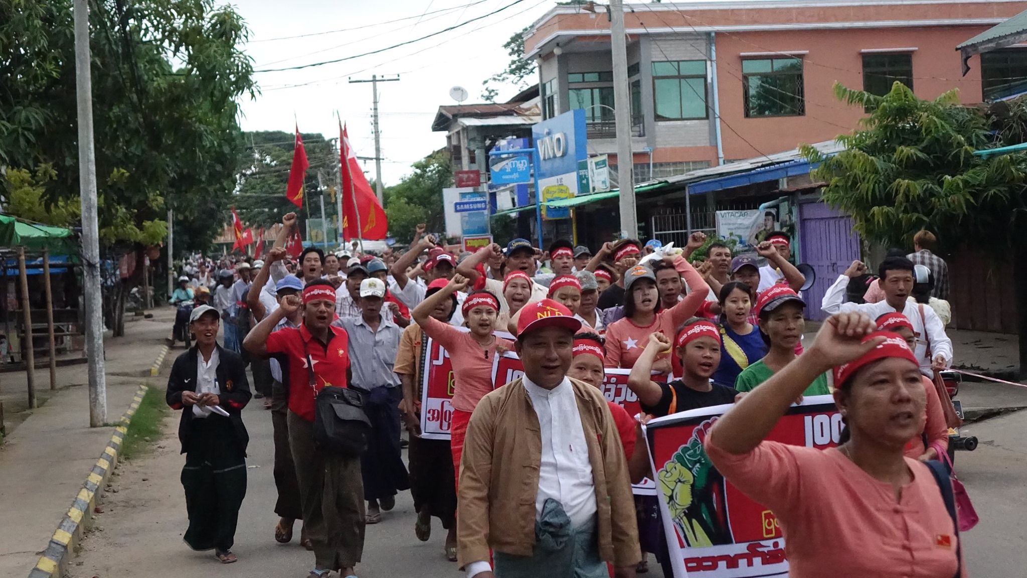 အေျခခံဥပေဒျပင္ဆင္ေရး နတၱလင္းၿမိဳ႕တြင္ လူေပါင္းေထာင္ခ်ီ ေထာက္ခံဆႏၵျပ