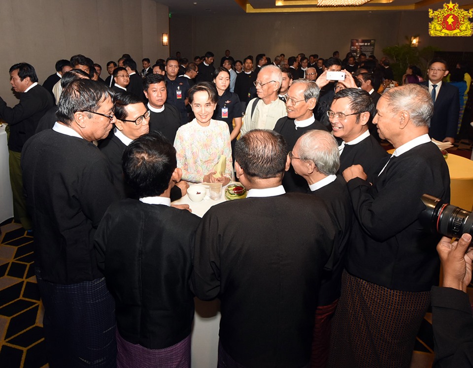 ႏိုင္ငံသားမ်ား၏ စိတ္ပုိင္းဆုိင္ရာလုံၿခံဳမႈေရး ကူညီေပးရန္ စာနယ္ဇင္းသမားမ်ားကို အတိုင္ပင္ခံပုဂၢိဳလ္ တိုက္တြန္း 