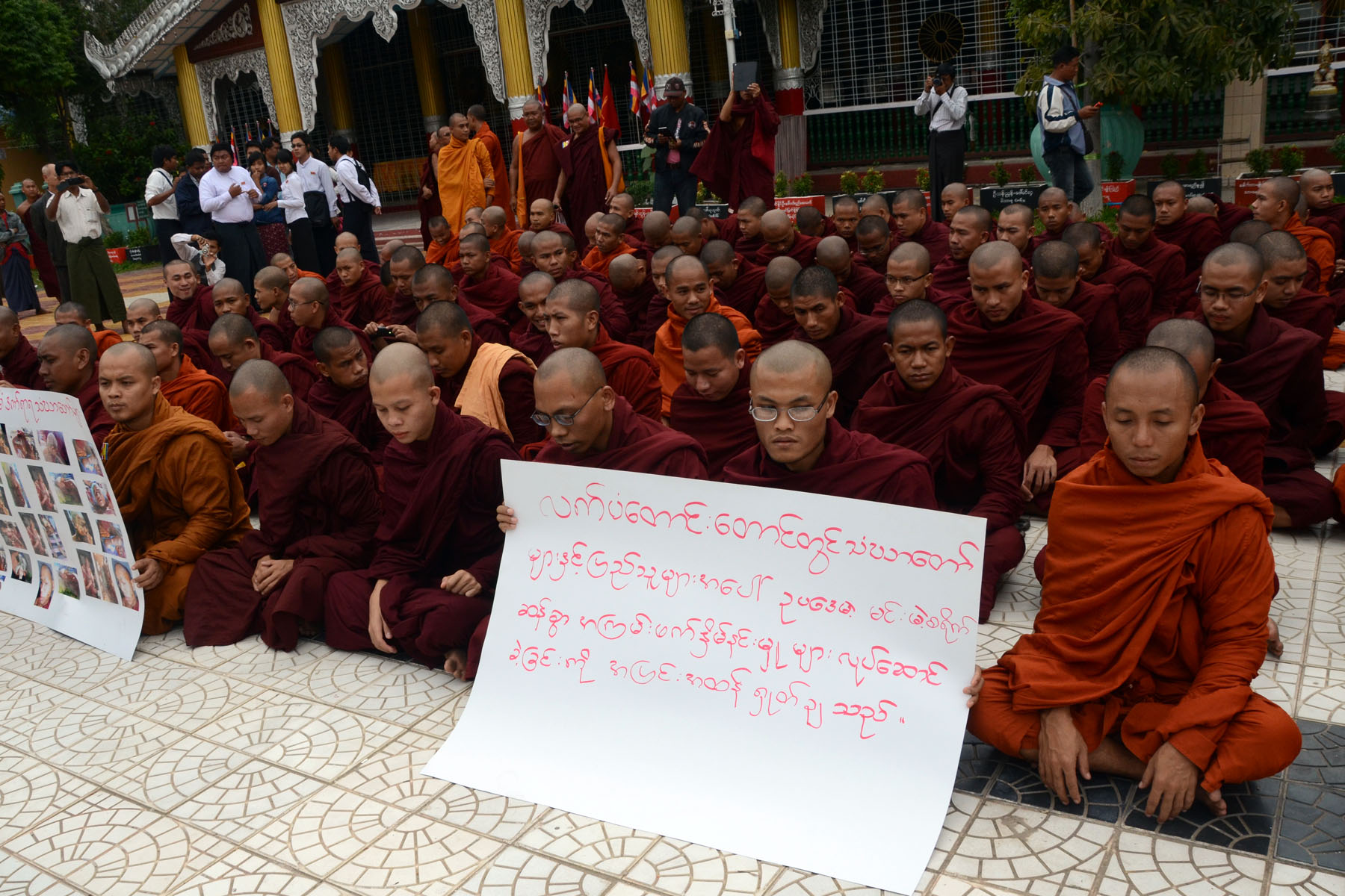 သပိတ္စခန္း အၾကမ္းဖက္ျဖိုခြဲမႈကို မနၱေလး သံဃာေတာ္မ်ား ကန့္ကြက္သပိတ္ေမွာက္