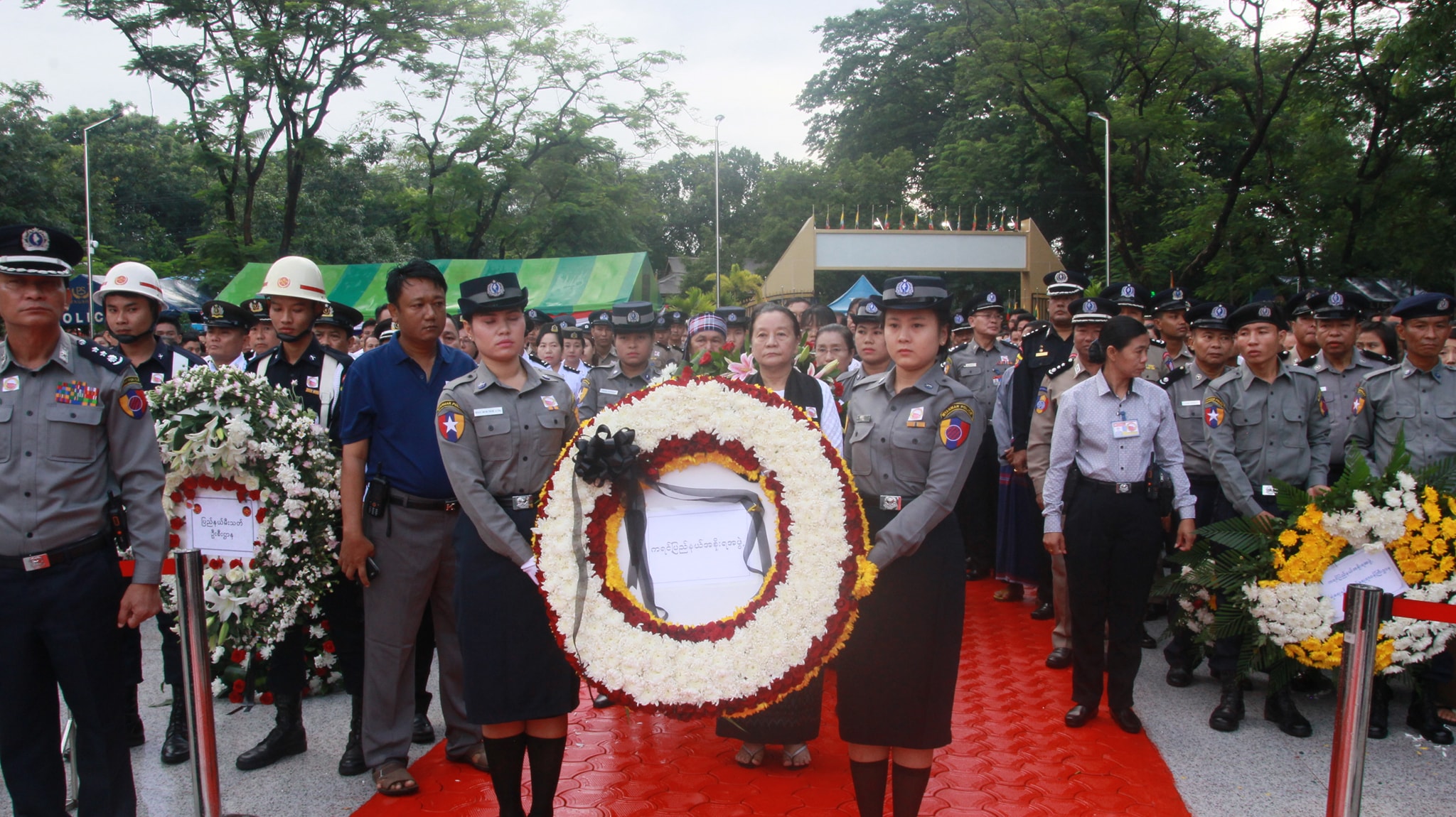 ဘားအံ အာဇာနည္ေန႔ အခမ္းအနား လူဦးေရ ၁ ေသာင္းခန္႔ လြမ္းသူပန္းေခြခ် အေလးျပဳ