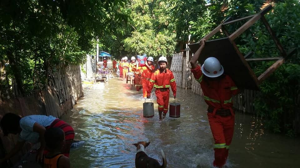 စစ္ကိုင္းတြင္ ဧရာဝတီျမစ္ေရ ျမင့္တက္လာသျဖင့္ လူႏွင့္တိရစာၦန္မ်ား ေဘးလြတ္ရာေျပာင္းေရႊ႕