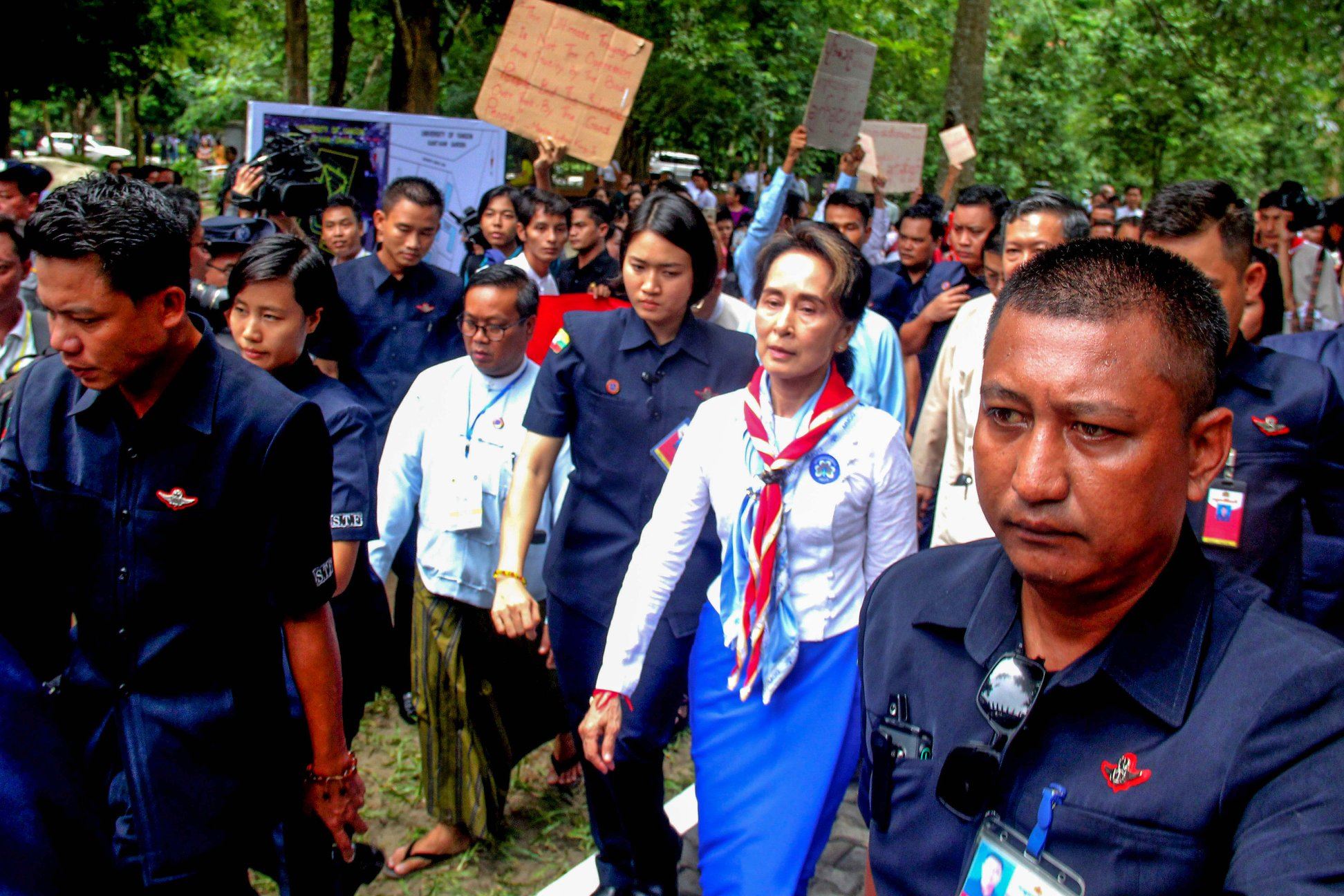 ဖမ္းဆီးခံ ေက်ာင္းသားမ်ားျပန္လႊတ္ေပးရန္ ေဒၚေအာင္ဆန္းစုၾကည္ကို ေတာင္းဆို