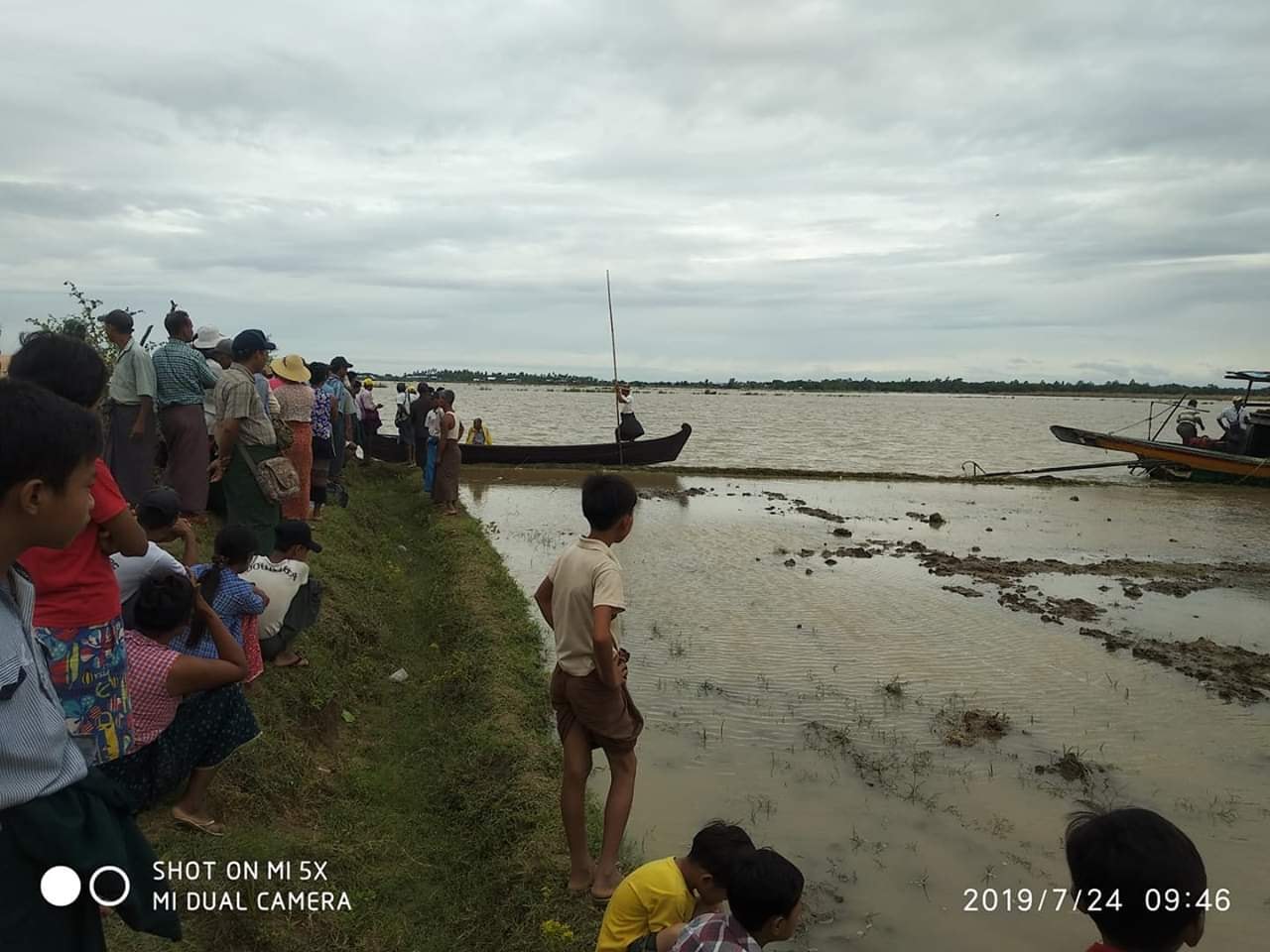 ေရနံေခ်ာင္းၿမိဳ႕နယ္၌ ရြာႏွစ္ရြာအုပ္စုဖြဲ႔ ရန္ျဖစ္ရာက စက္ေလွနစ္ျမဳပ္ လူ ၃၀ ေက်ာ္ ေပ်ာက္ေန