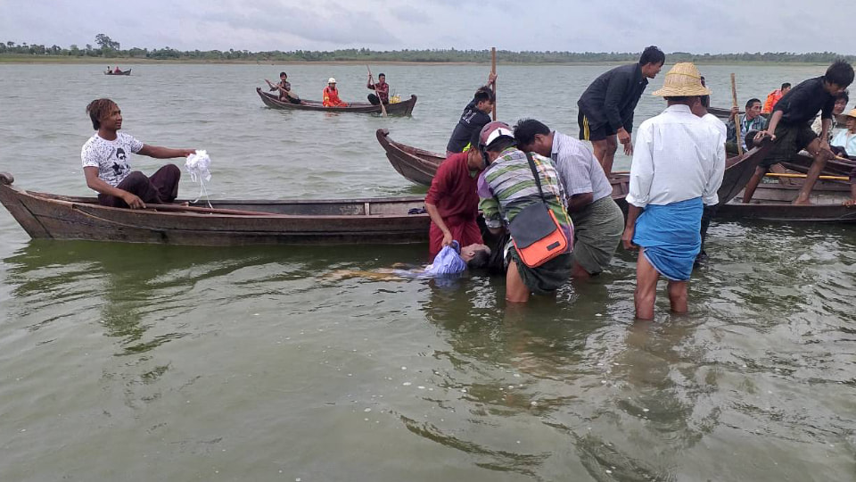 မလိႈင္ၿမိဳ႕နယ္ ဆားေတာင္ဆည္တြင္ စက္ေလွေမွာက္ၿပီး ၁၀ ဦး ေသဆုံး၊ ၄ ဦးေပ်ာက္ေန