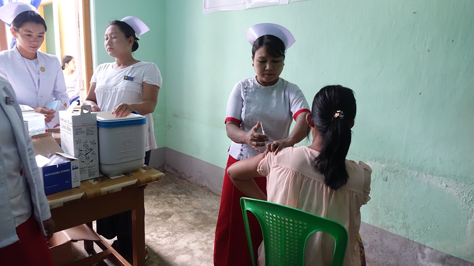 လြိဳင္ေကာ္ ကုိယ္၀န္ေဆာင္မိခင္မ်ားကုိ H1N1 ကာကြယ္ေဆး အခမဲ့ထုိးေပး