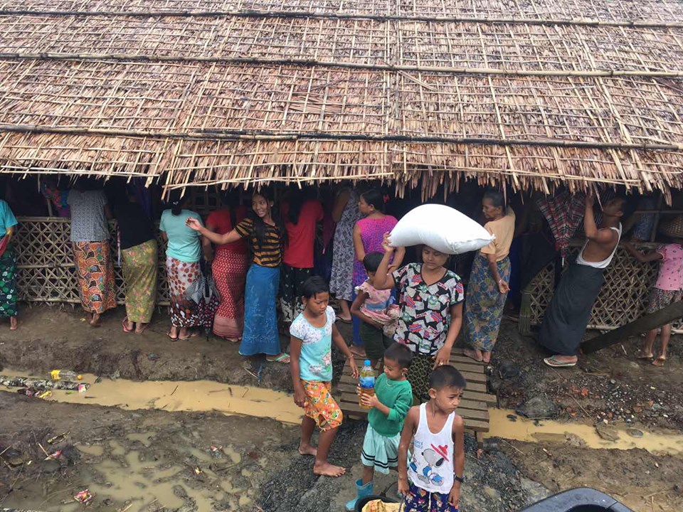 ေဒၚခင္ၾကည္ေဖာင္ေဒးရွင္းက တိမ္ညိဳစစ္ေဘးေရွာင္စခန္းကို စားနပ္ရိကၡာလႉဒါန္း