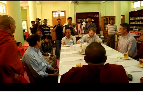အေမရိကန္အဆင့္ျမင့္အရာ႐ွိမ်ား သံဃာေတာ္မ်ားနွင့္ ေဆြးေနြး