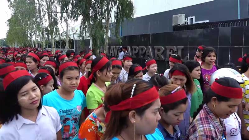 ပုသိမ္ၿမိဳ႕က  Amava Apparel အထည္ခ်ဳပ္စက္႐ံုလုပ္သားမ်ား ဆႏၵျပ