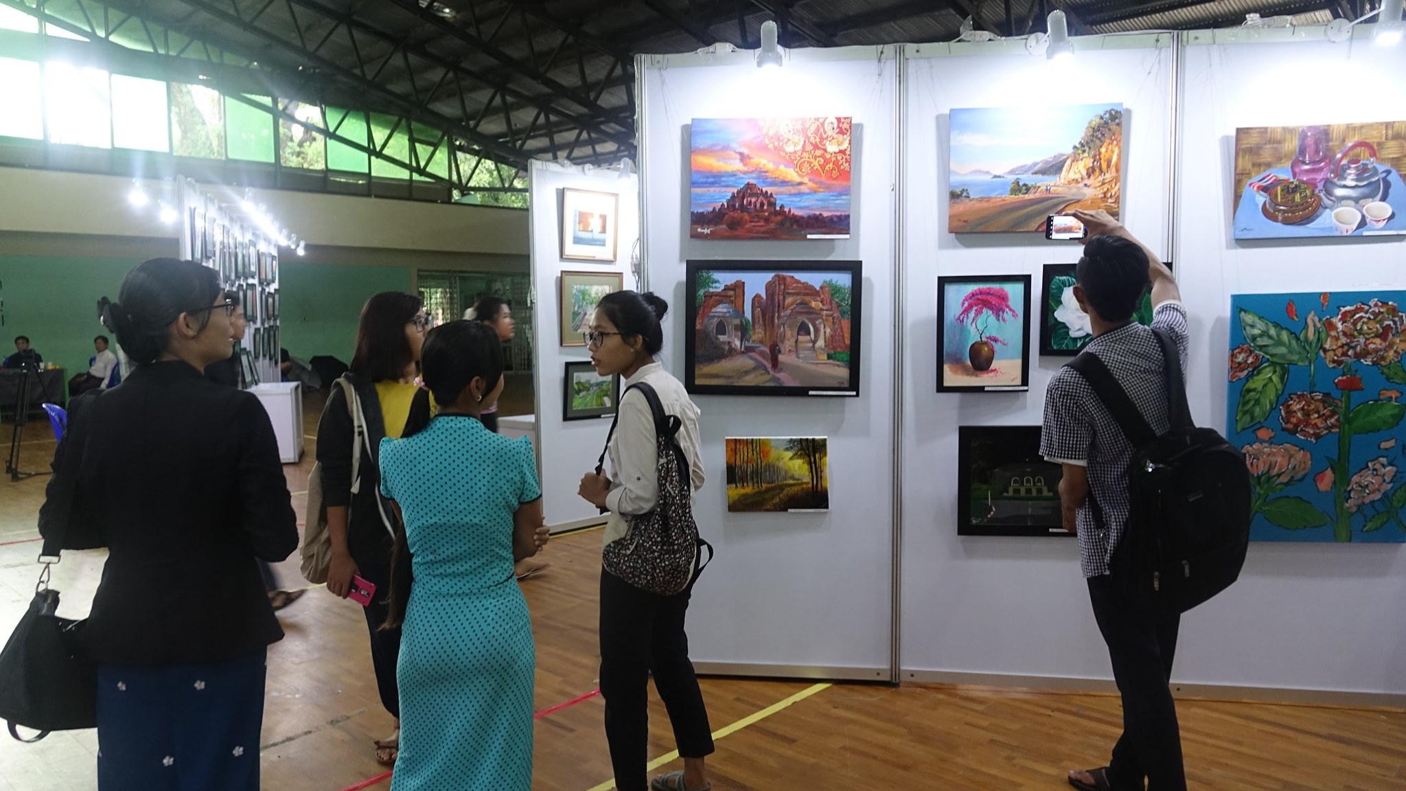 ရန်ကုန်တက္ကသိုလ်ရာပြည့်ကို ကြိုဆိုသည့်အနေဖြင့် ကံ့ကော်ရနံ့ပန်းချီပြပွဲ ကျင်းပ