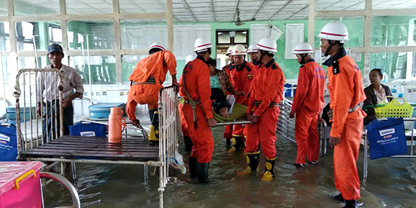 အုတ်တွင်း ဆေးရုံထဲ ရေဝင်ရောက်၊ လူနာများကို သံဃာဆောင်ရွှေ့ပြောင်း (ဓာတ်ပုံ)