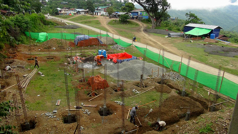 ဘောလုံးကွင်းထဲ ရုံးအဆောက်အဦများ ဆောက်လုပ်နေမှု ဒေသခံများ ကန့်ကွက်