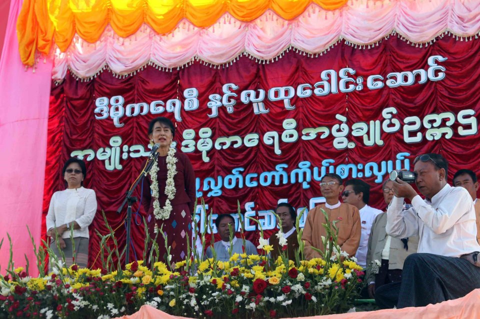 နုိင္ငံအက်ဳိးအတြက္ အဖြဲ့အစည္းမ်ားနွင့္ လက္တြဲသြားမည္ဟု ေဒၚစုေျပာ
