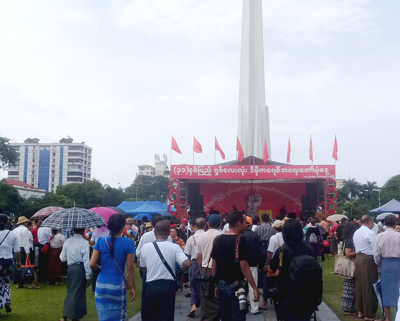 သပိတ်စခန်း ပစ်ခတ်ဖြိုခွဲခံရသည့် မြို့တော်ခန်းမရှေ့ ရှစ်လေးလုံးအရေးတော်ပုံနေ့ ပထမဆုံး ကျင်းပခွင့်ရ