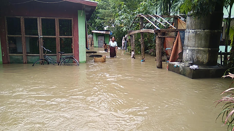 ဖလုံကျေးရွာတွင် တောင်ကျရေကြောင့် အိမ်ခြေ ၁၀၀ ခန့် ရေဝင်ရောက်