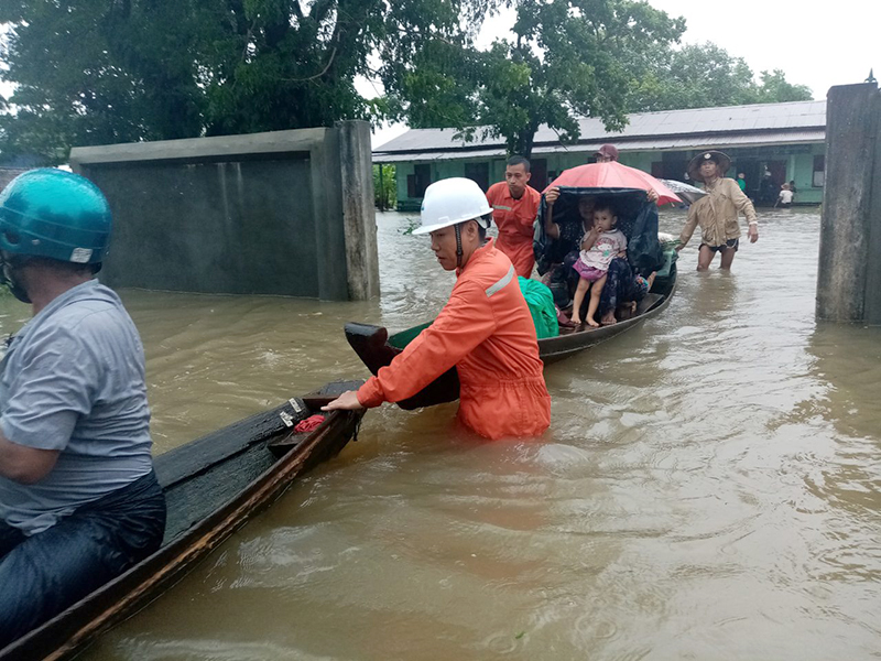 မုဒုံမြို့နယ် ရေကြီးရေလျှံမှုဖြစ်နေ၍ မီးသတ်တပ်ဖွဲ့ ကယ်ဆယ်ရေးဆောင်ရွက် (ဓာတ်ပုံ)