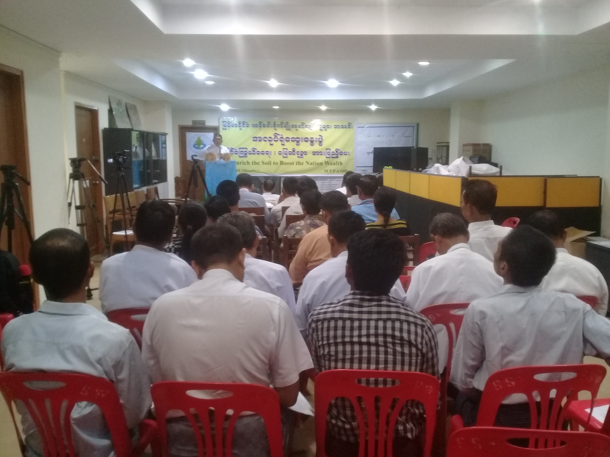 ဓာတ်မြေဩဇာပိုထည့်မှစပါးထွက်မည်ဆိုသည့်အမြင် မှားယွင်းနေဟု စိုက်ပျိုးရေးအကြံပေးပြော 