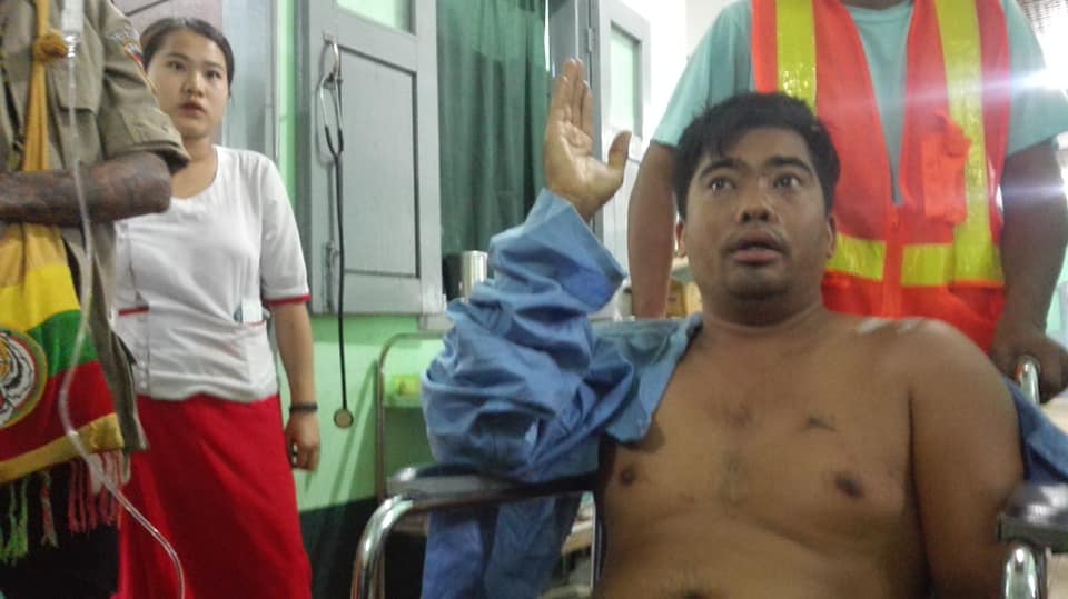 ပစ်ခိုက်တိုက်ခိုက်ခံရပြီးနောက် နောင်ချိုဆေးရုံကိုရောက်လာသည့် ဒဏ်ရာရသူများ (ဓာတ်ပုံ)