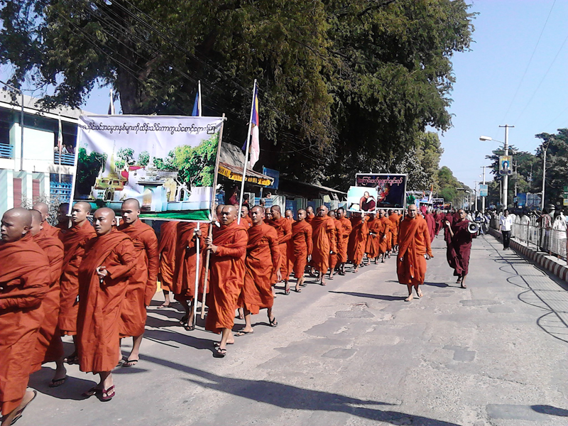 ပခုကၠူဆနၵျပ သံဃာေတာ္ ၁ ပါးနဲ့ ေမးျမန္းခ်က္