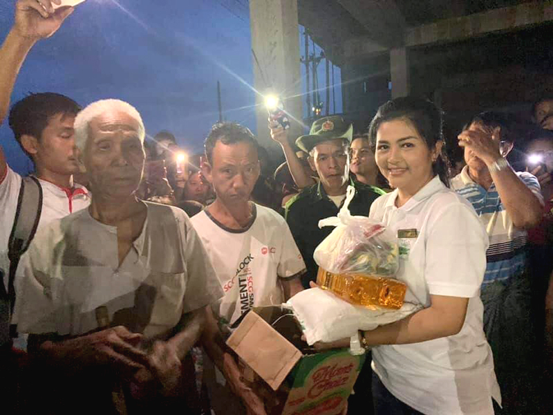 ရေဘေးသင့် ရွှေ့ပြောင်းလုပ်သားများကို သရုပ်ဆောင် ခိုင်နှင်းဝေ သွားရောက်လှူဒါန်း