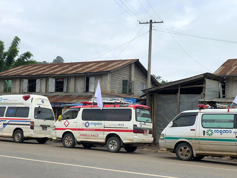 သေဆုံးဒဏ်ရာရ ရွာသားများအား ကူညီရန် အလံဖြူထောင်သွားသည့် ပရဟိတကား ပစ်ခတ်ခံရ