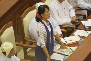 ေဒၚေအာင္ဆန္းစုၾကည္ ရန္ကုန္တကၠသိုလ္ကုိ သြားေရာက္ေလ့လာ