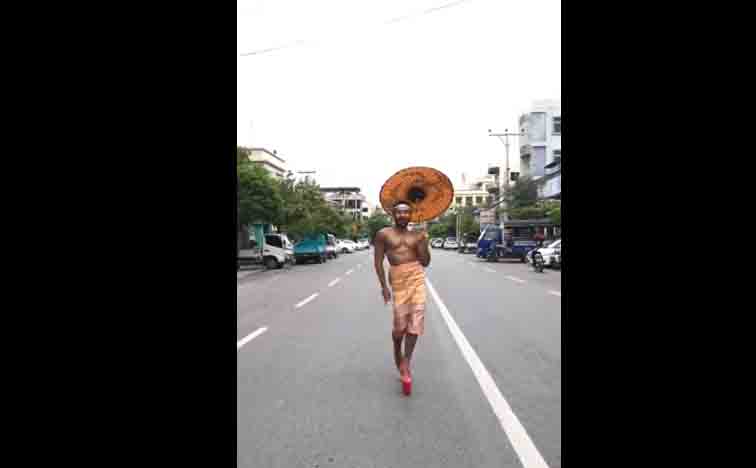 ပုသိမ်ထီးနှင့် ဖိလစ်ပိုင်ဂေးမော်ဒယ် Sinon Loresca ၏ နာမည်ကျော် Catwalk(ရုပ်သံ) 