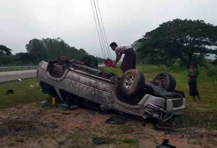အမြန်လမ်းတွင် ယာဉ်တိမ်းမှောက်မှုကြောင့် သံဃာ ၁ ပါးအပါအဝင် ၄ ဦးသေဆုံး၊ ၂ ဦး ဒဏ်ရာ
