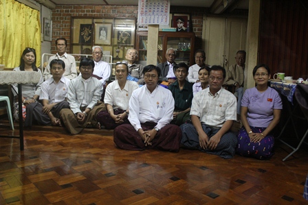 လူ့ေဘာင္သစ္ဒီမုိကရက္တစ္ ပါတီနွင့္ ၀ါရင့္ နိုင္ငံေရးသမားမ်ားေတြ့ဆံု(ဓာတ္ပံု)