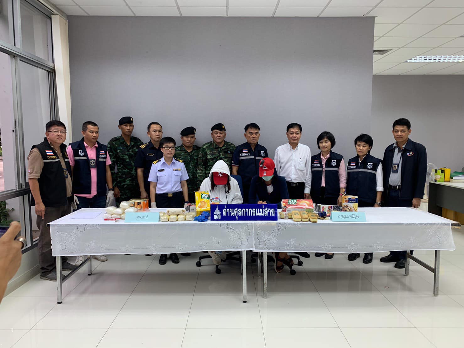 မယ်ဆိုင်တံတားတွင် မြန်မာမိန်းကလေး ၂ ဦးထံက အိုက်စ်မူးယစ်ဆေးများ ဖမ်းမိ