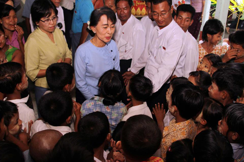 ရန္ကုန္ျပည္သူ ့ေဆးရံုၾကီးျပုျပင္ေရး- ေဒၚေအာင္ဆန္းစုၾကည္သြားေရာက္ေဆြးေနြး
