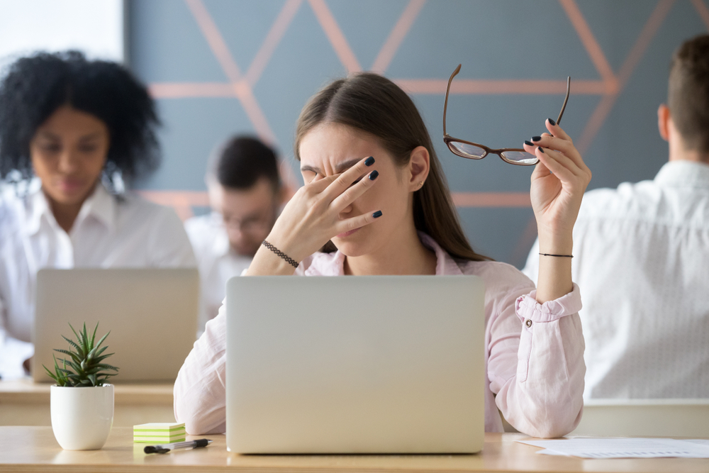 ကွန်ပျူတာ၊ ဖုန်းတွေကြောင့်ဖြစ်တဲ့(Digital eye strain) မျက်စိအောင့်တာကို ဘယ်လိုသက်သာအောင် လုပ်ကြမလဲ