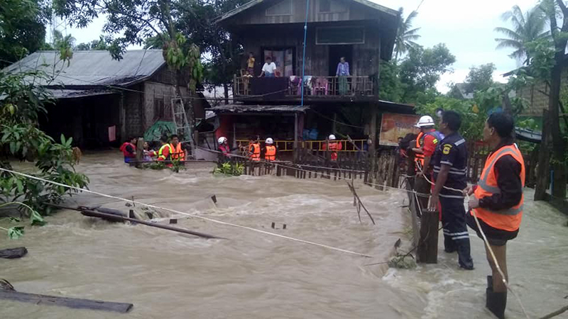 ပေါက်ခေါင်းတွင် ရေကြီးရေလျှံ၍ နေအိမ် ၆ လုံးနှင့်တံတား ၂ စင်း ရေထဲမျောပါ