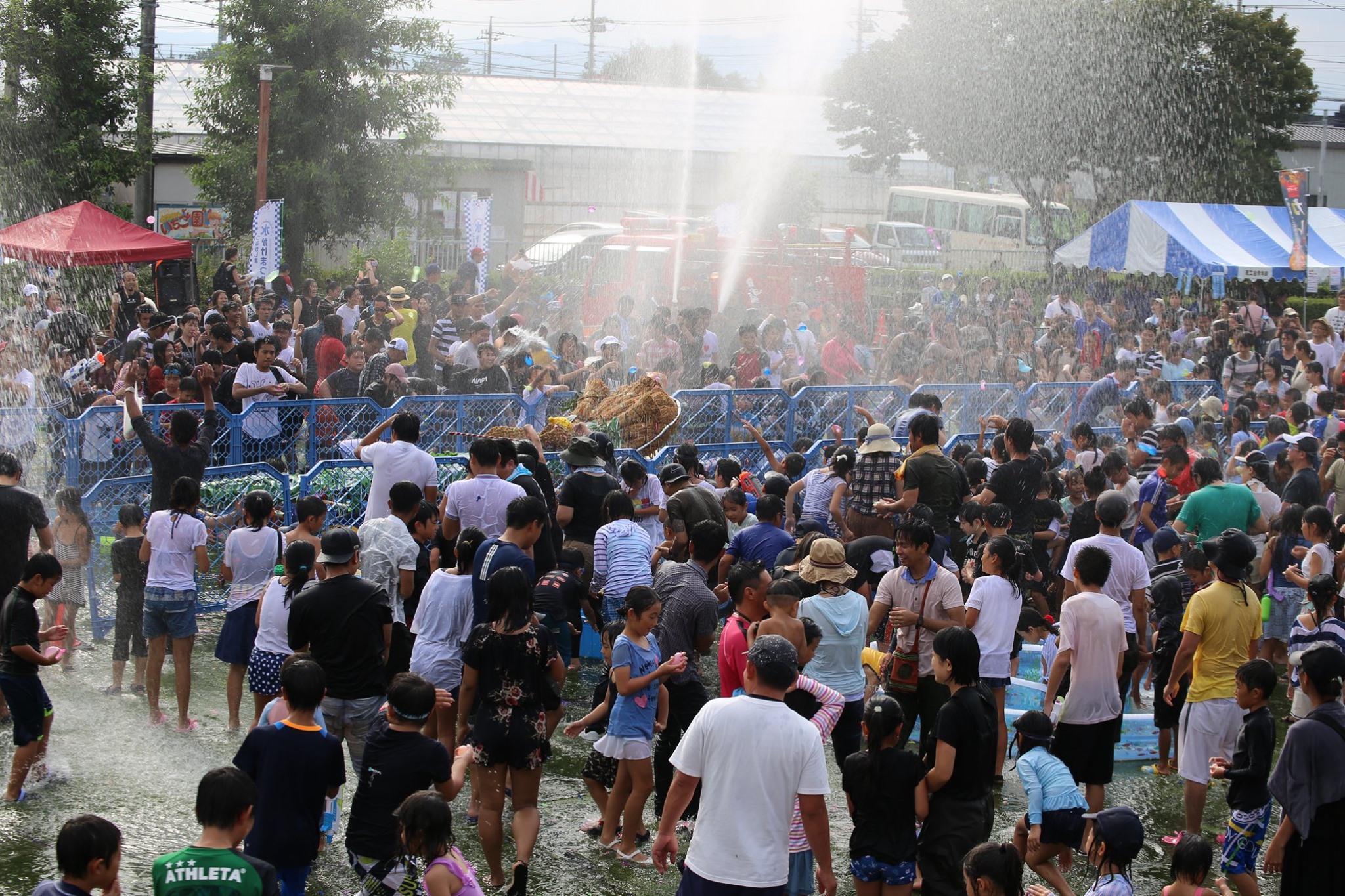 ဂျပန်နိုင်ငံ သင်္ကြန်ပွဲတော်တွင် လူ ၂၀၀၀၀ ခန့် ပျော်ရွှင်စွာရေကစား