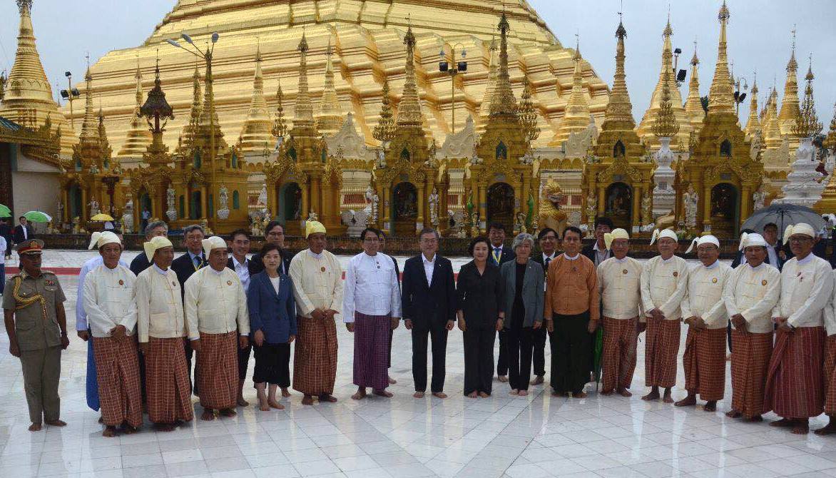 တောင်ကိုရီးယားသမ္မတနှင့် ဇနီးတို့  ရွှေတိဂုံစေတီတော်သို့ သွားရောက်ဖူးမြော် 