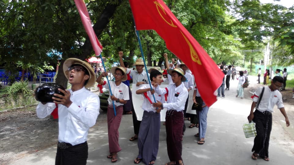 မန္တလေးတက္ကသိုလ်ပါမောက္ခချုပ်ကို တာဝန်က ရပ်ဆိုင်းပေးရန် သပိတ်မှောက်ကျောင်းသားများ တောင်းဆို