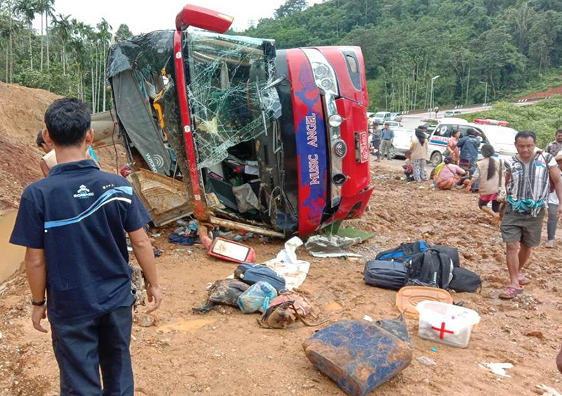 မြဝတီတွင် ခရီးသည်တင်ယာဉ် တိမ်းမှောက်၍ ၁ ဦး သေဆုံး ၃၅ ဦး ဒဏ်ရာရ၊ ယာဉ်မောင်း ထွက်ပြေး