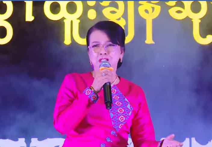 စိုင်းစိုင်းသီချင်းကို အထာကျကျ သီဆိုခဲ့သည့် ပါမောက္ခဆရာမကြီး အွန်လိုင်းပေါ် နာမည်ကြီး နေ (ရုပ်သံ)