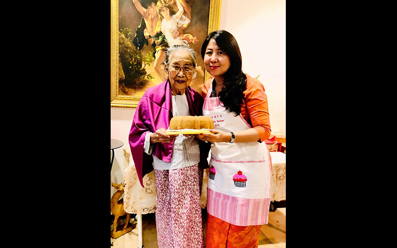 ဒေါ်အောင်ဆန်းစုကြည် လုပ်ထားသည့် ထန်းလျက်ကိတ်မုန့် ဒေါ်လာ ၁၅၀၀ ဖြင့် လေလံအောင်