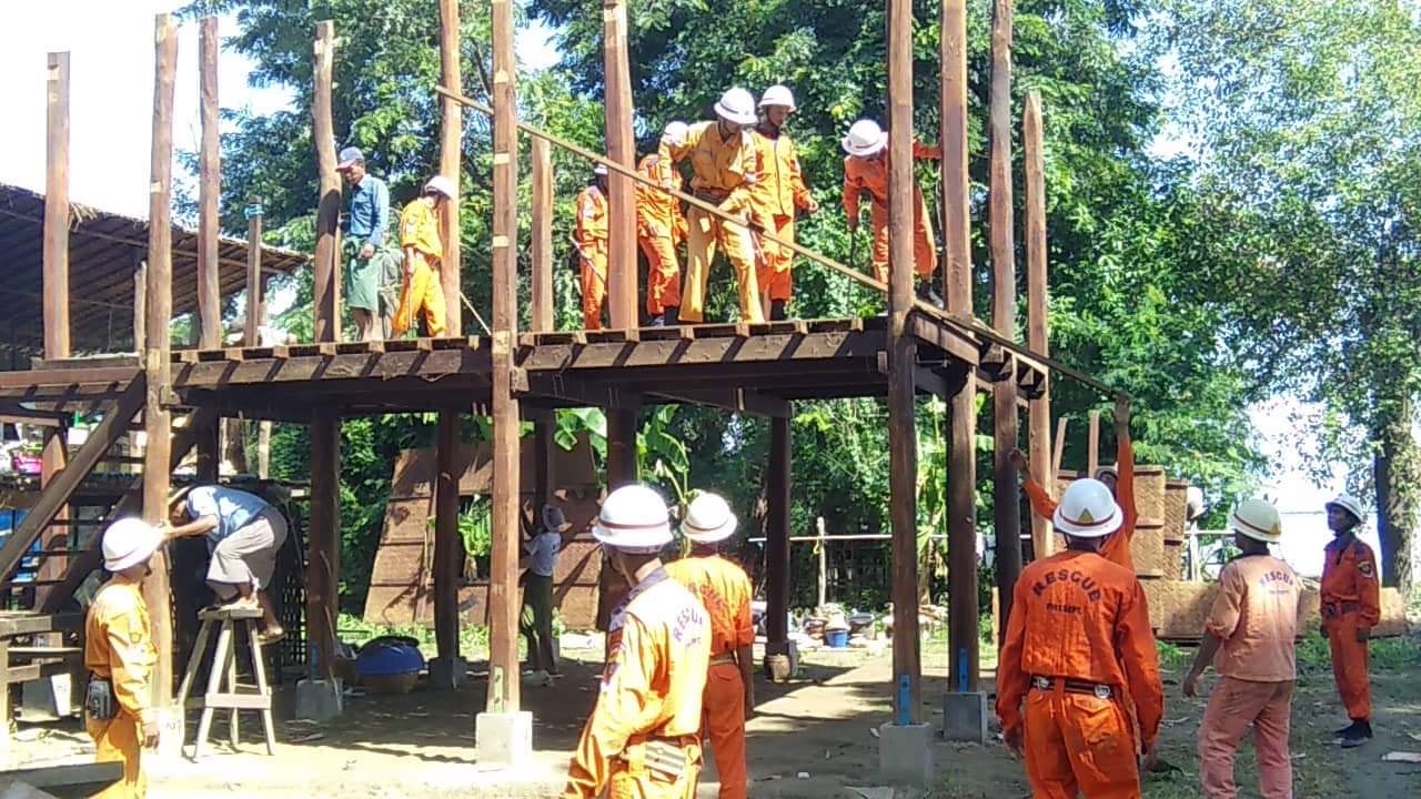 ရေစကြိုတွင် ချင်းတွင်းမြစ်ရေတိုက်စားပြီး ကမ်းပြိုသဖြင့် နေအိမ်များဖျက်ရွေ့ပြောင်း