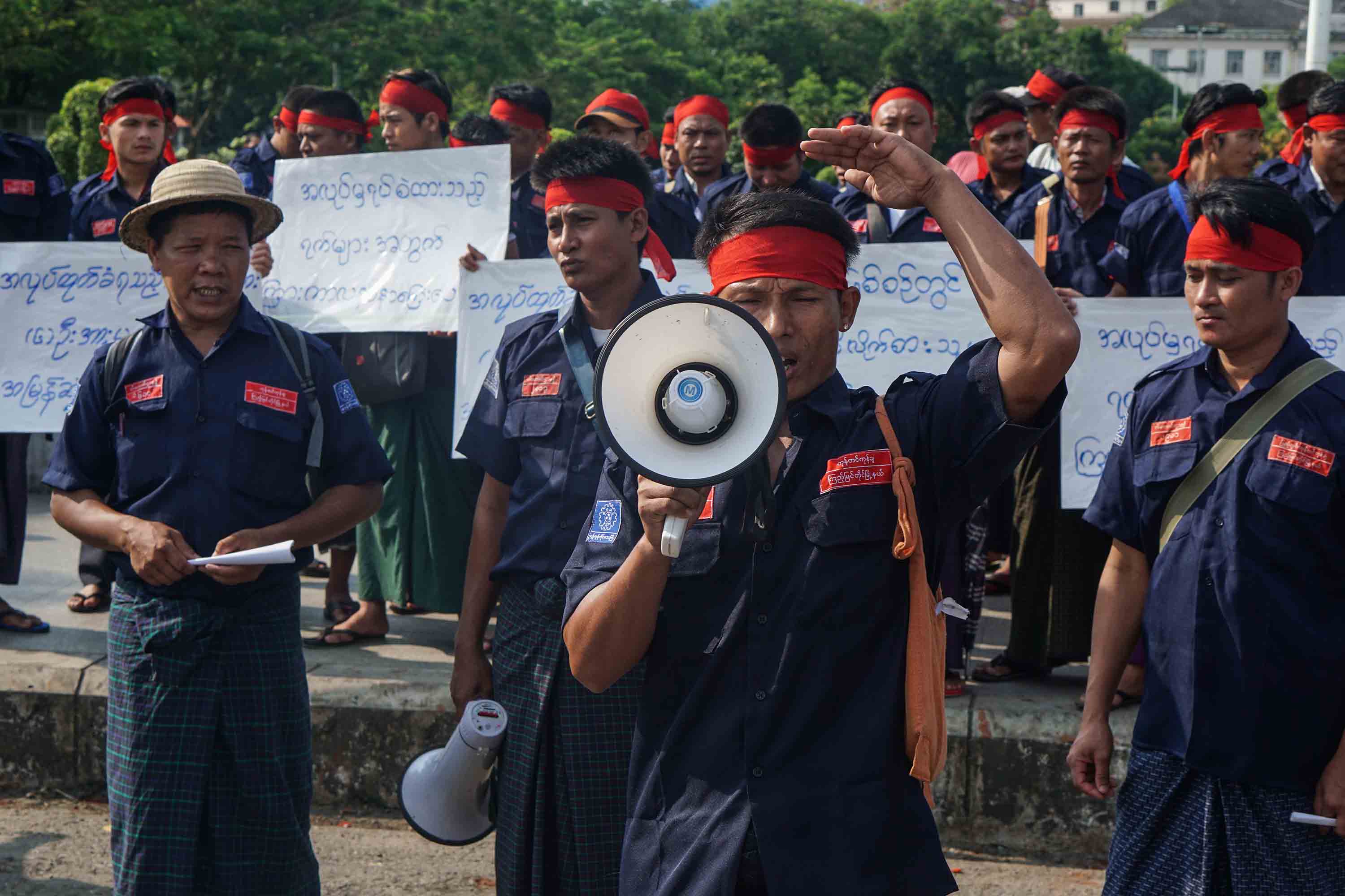 ကြည့်မြင်တိုင်ငါးစျေးက ကုန်တင်ကုန်ချလုပ်သားများ ဆန္ဒပြ