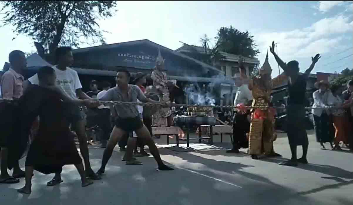 မိုးခေါင်ပြီးစိုက်ပျိုး‌ရေရှားနေသဖြင့် ဝက်လက်မြို့သားများ မိုးခေါ်လွန်ဆွဲ 