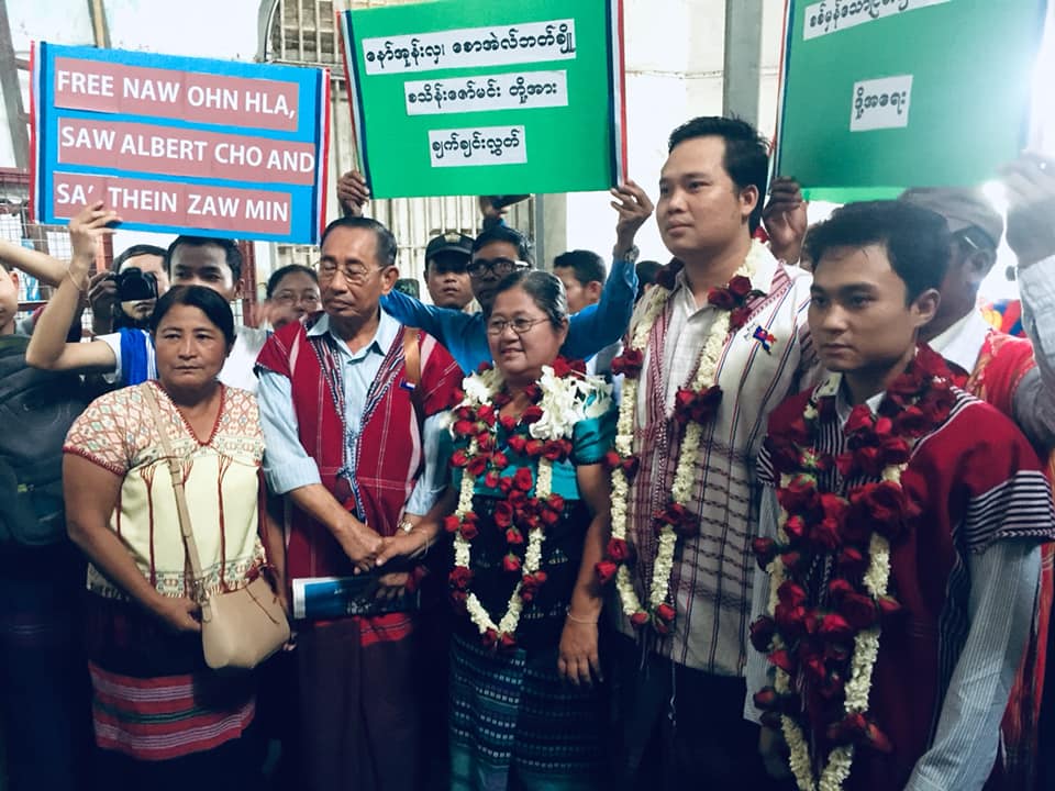 နော်အုန်းလှနှင့် လူငယ်၂ ဦးကို ရုံးထုတ်စစ်ဆေးစဉ် ရာနှင့်ချီသည့် ကရင်လူထုသွားရောက်ဝန်းရံ