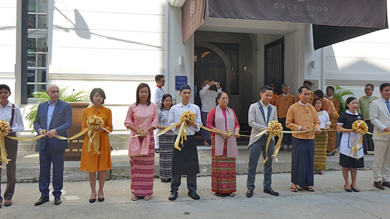 ရှေးဟောင်းအဆောက်အအုံ Yangon Excelsior Hotel ကို အပြာရောင်ကမ္ပည်းပြား တပ်ဆင်