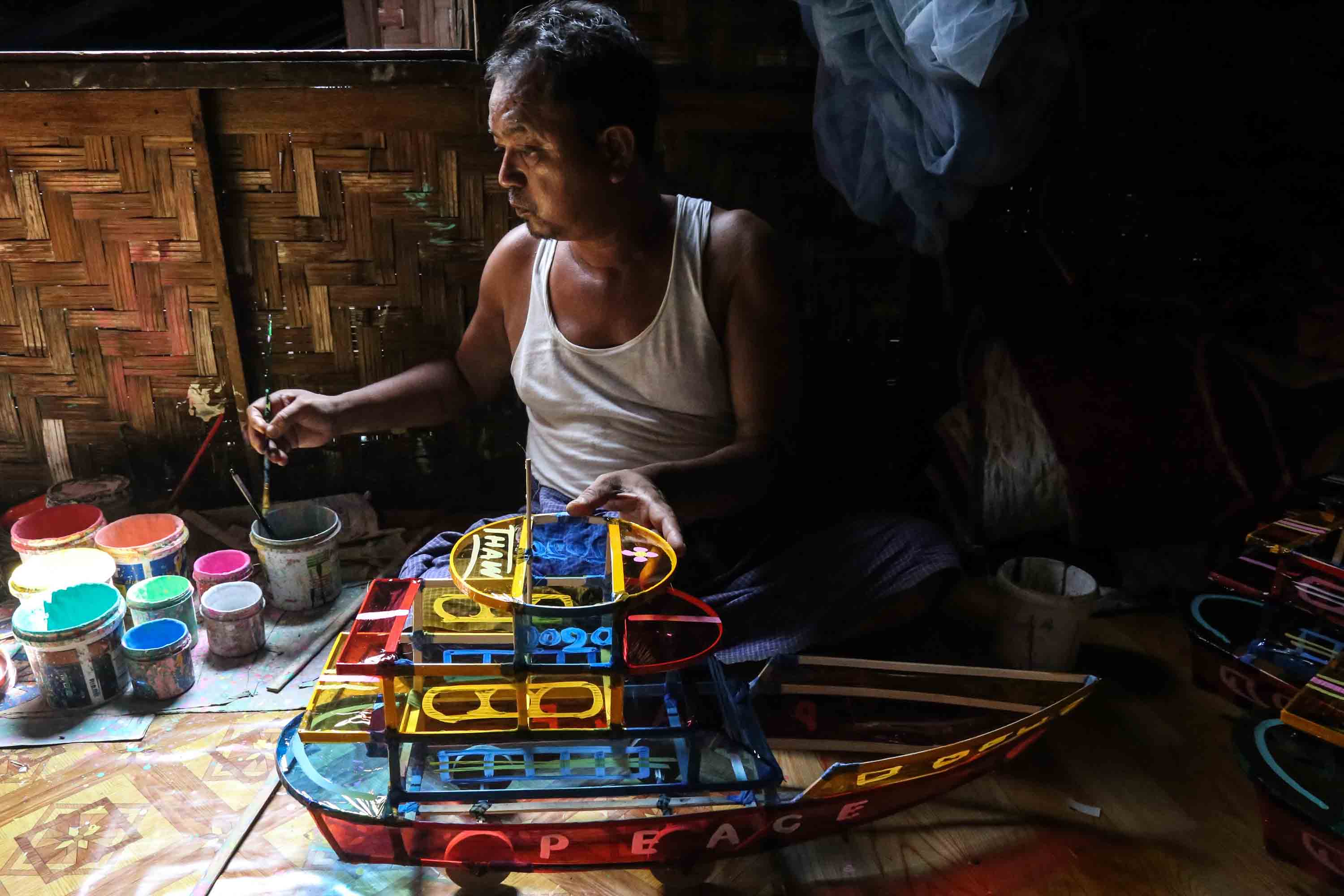 မန္တလေးက တနိုင်တပိုင် သီတင်းကျွတ် မီးထွန်းကား လုပ်ငန်း (ဓာတ်ပုံအက်ဆေး)